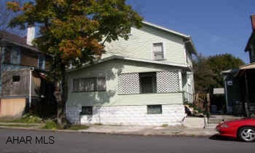 2 STORY, 2 BEDROOM, 1 BATH, LIVING ROOM, FORMAL DR, EAT-IN KITCHEN, ENCLOSED SUNROOM. CUTE 2 BEDROOM HOME AT A REASONABLE PRICE FOR FIRST TIME BUYER.  PERFECT FOR DOWN SIZING.  NO YARD TO MAINTAIN.  NO SHOWING TILL 10/14/03.