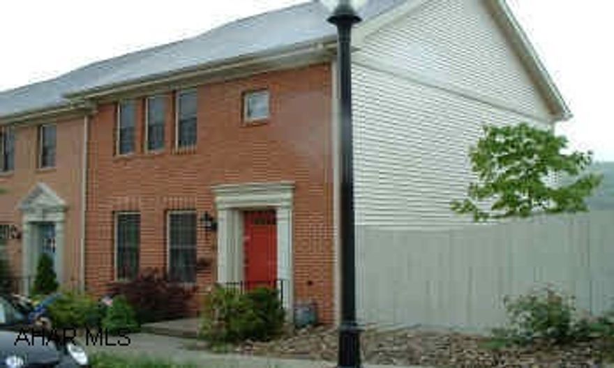 END UNIT TOWNHOUSE WITH 2 CAR GARAGE.  ALL APPLIANCES STAY INCLUDING WASHER AND DRYER.  SECURITY SYSTEM, CENTRAL AIR AND A GREAT VIEW.  PRICE REDUCTION HAS BEEN MADE TO ALLOW FOR NEW CARPETING.  CALL JOHN REFFNER.