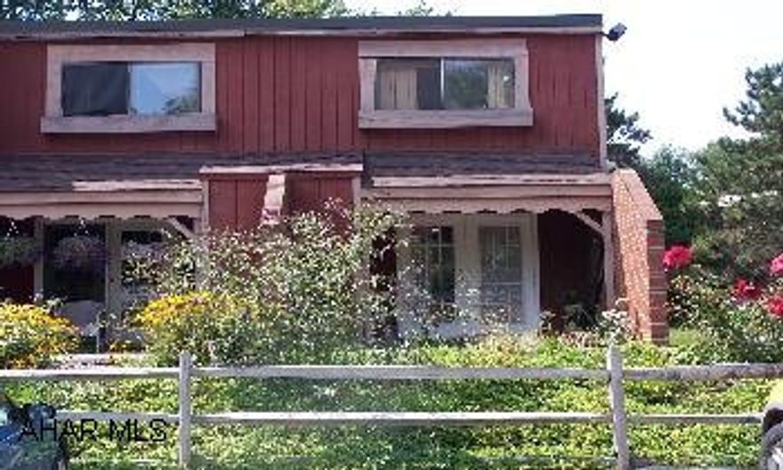 2 story brick townhouse Lovely-very good condition