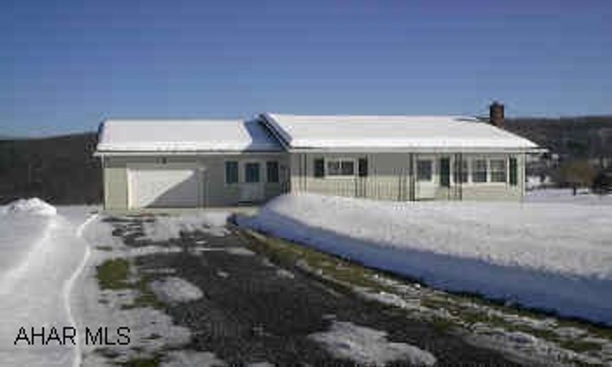 Nice 3 Bedroom, 1- 3/4 Bath, Rancher on Approx.1/2 Acre, New Carpet, Wallpaper, Electric, Furnance,C/A, Siding, Windows. Ready to move into!!