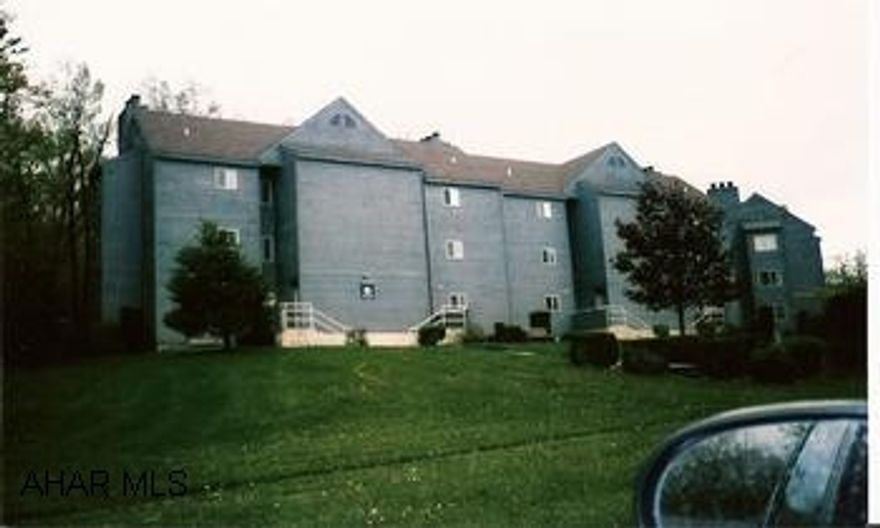 Nicely decorated!  1st Floor Studio - Sleeps 4! New furniture, hardwood floors.  Assoc Dues $170 monthly includes trash, cable, exterior maintenance & use of pool and tennis courts.