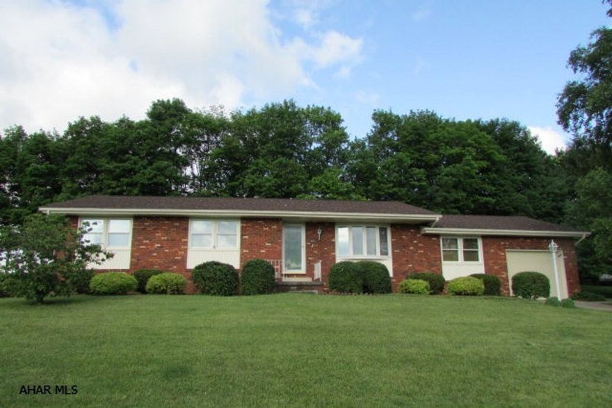 GREAT ONE STORY IN PENN FARMS AREA. NEW SIDING, WINDOWS, AND ROOF. GHW HEAT. KITCHEN APPLINCES INCLUDED. FAMILY ROOM HAS LAUNDRY HOOK UP. BEDROOMS ARE NiCE SIZE..TWO FULL BATHS. PRIVATE BACK YARD. DRASTIC REDUCTION.  PRICED TO SELL TODAY. OPEN HOUSE SUNDAY OCT. 25 , 12:30-2:00.