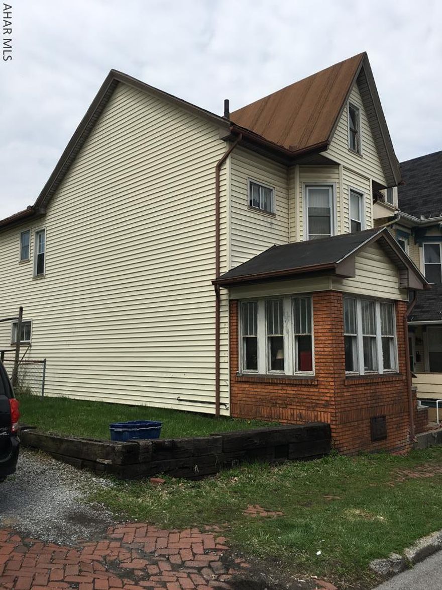 Currently rented.  Investor's dream !  Tenant pays all utilities. Tenant occupied - they have been there for 10 years.