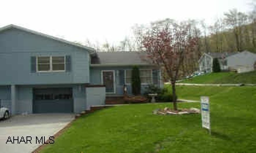 2-3 BEDROOM UNIT.  LIKE NEW!  FINISHED BASEMENT. MUST SEE INSIDE THIS BEAUTIFUL HOME!  FAMILY ROOM AND/OR DEN IN BASEMENT.