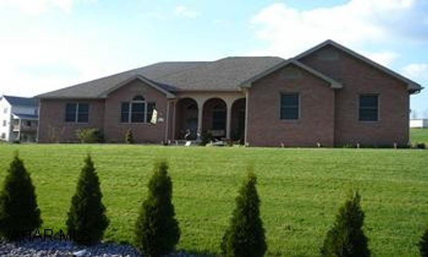 FANTASTIC!  ONE STORY HOME WITH LARGE MASTER SUITE, KITCHEN W/ GRANITE COUNTERS, BREAKFAST NOOK, 2.5 BA, LR, DR, 3 CAR GARAGE, AND LANDSCAPED YARD. YOU WILL FEEL AT HOME.  MOVE RIGHT IN.  FANTASTIC ONE STORY HOME SITUATED ON .47AC, SPACIOUS ROOMS, HONEY OAK TRIM, VAULTED 11 FT. CEILING, GAS FIREPLACE IN LIVING ROOM, RECESSED LIGHTING, LARGE CLOSETS, PATIO AND PORCH, 3 CAR GARAGE, UNFINISHED FULL BASEMENT.