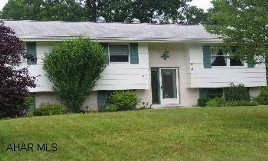 Lovely Bi-Level, 3-Bedrooms,1.75 Baths - Bonus Room or 4th Bedroom Family Room with Wet Bar & Fireplace nice location in Spring Cove Schools!! Lovely Bi-Level, 3-Bedrooms,1.75 Baths - Bonus Room or 4th Bedroom Family Room with Wet Bar & Fireplace nice location in Spring Cove Schools!!