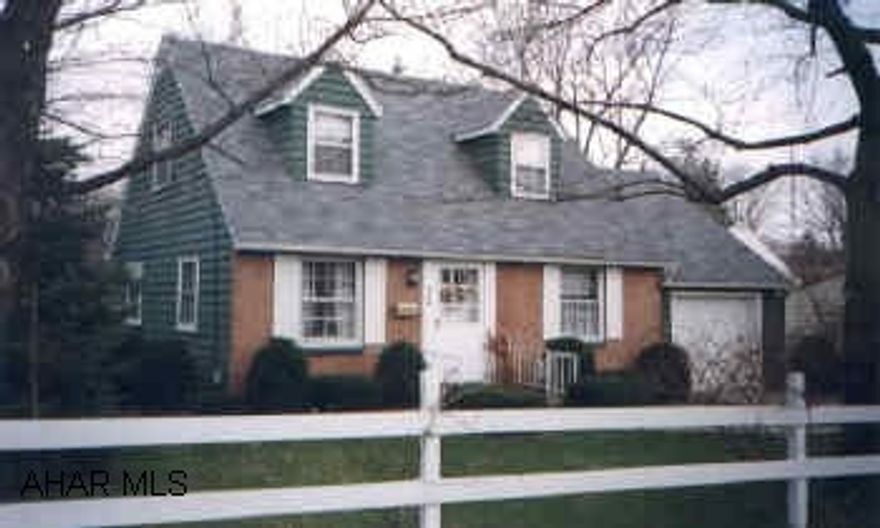 LOVELY 1.5 STORY IN WHENWOOD. NEW KITCHEN. 2 BEDROOMS. PLUS STUDY OR 3RD CAPTIVE BEDROOM ABOVE GARAGE. LARGE LOT. CONVENIENT LOCATION. CENTRAL AIR. CUTE AS CAN BE. HARDWOOD FLOORS.