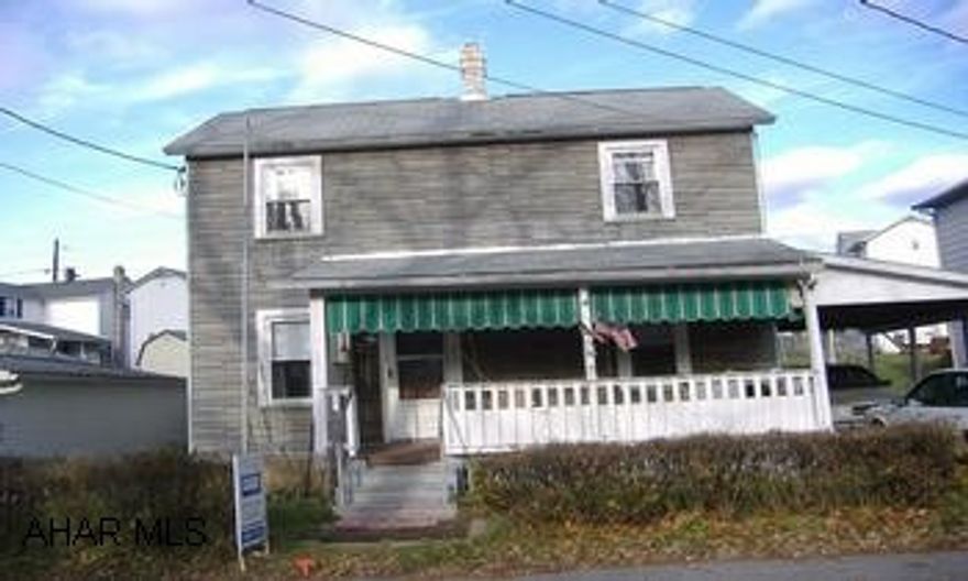 GREAT STARTER HOME....3 BEDROOM....EAT IN  KITCHEN.....LIVING ROOM....DINING ROOM WHY RENT WHEN YOU CAN BUY.....NEW  WINDOWS .....LOW TAXES....NEWER ROOF AND FURNACE....CALL CHRISTINE 937-5978