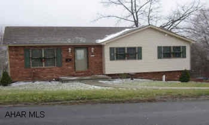 1STORY HOME CONVENIENTLY LOCATED. ONLY 6 YEARS OLD. 3 BEDROOMS. 2 FULL BATHS. BASEMENT IS WALK-OUT FINISHED FOR A PLAYROOM. FANTASTIC VIEW.