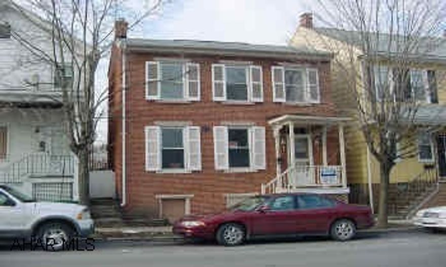 CHARMING TWO STORY BRICK AND VINYL WITH LARGE LOT, GARAGE AND OFF STREET PARKING. REDUCED! COLONIAL HOME IN THE COUNTY SEAT WITHIN WALKING DISTANCE TO DOWNTOWN HOLLIDAYSBURG WITH LOW TAXES!   2 STORY - 3 BEDROOM, 1 BATH HOME,  LARGE LOT, 1 CAR GARAGE, OFF STREET PARKING.  FIRST FLR. LAUNDRY.  CLOSE TO COURT HOUSE.  DECENT!   HOME WARRANTY.  CONTACT MIKE MANGIA 941-3997, OR 946-4343 X121.