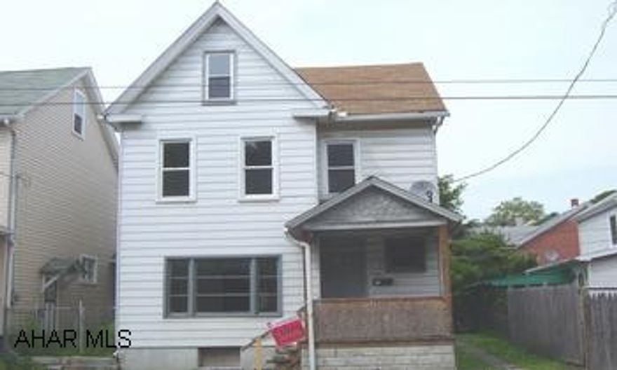 Property being sold "AS IS" 3 BR, 1.5 BA oak kitchen, newer roof.  Realtor owned. Property being sold "AS IS"  3 BR, 1.5 BA oak kitchen, newer roof.  Realtor owned.