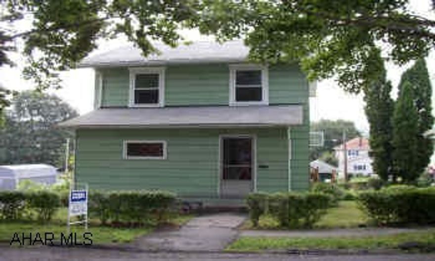 EAST END - 3BR, 1-3/4BA, 1 CAR GARAGE, DOUBLE LOT ON CORNER.  BATH UPSTAIRS NEEDS HOOKED UP.  EASY TO SHOW!  QUICK POSSESSION.  CALL CRYSTAL 943-2470.  SELLER TO PAY $500 BONUS TO SELLING AGENT FOR FULL PRICE OFFER WITHIN 30 DAYS.