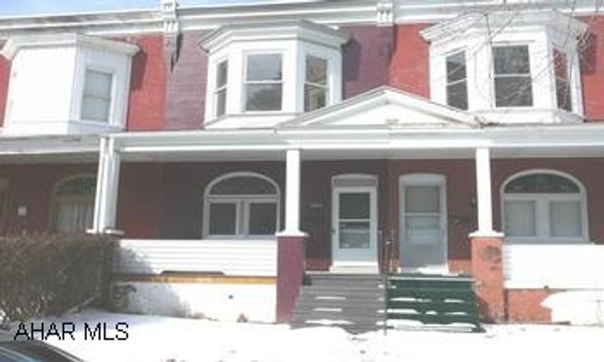 VERY NICE TOWNHOUSE. FEATURES 3 BR, OFF STREET PARKING, LARGE CLOSETS, REPLACEMENT WINDOWS, WALK OUT BASEMENT. HOME WARRANTY INCLUDED. VERY NICE TOWNHOUSE. FEATURES 3 BR,  OFF STREET PARKING, LARGE CLOSETS, REPLACEMENT WINDOWS, WALK OUT BASEMENT. HOME WARRANTY INCLUDED.