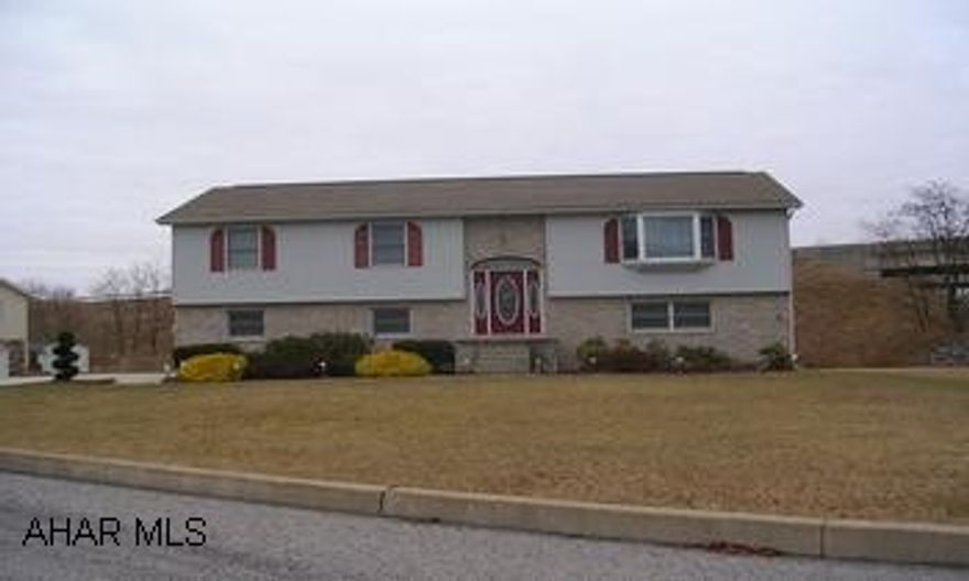 BEAUTIFUL HOME.  LOCATED ON A CUL-DE-SAC NEXT TO THE PARK.  LARGE ROOMS, GREAT FAMILY ROOM,  OFFICE.  LARGE DECK, TILED PATIO WITH BUILT-IN GAS GRILL.  PROPERTY NOT IN FLOOD PLAIN.  A MUST SEE!