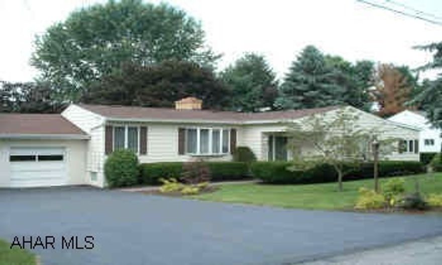 GREAT HOME IN A LOVELY NEIGHBORHOOD. FRESHLY PAINTED, NEW CARPETING (SOME). ONE STORY LIVING. GREAT MECHANICS.