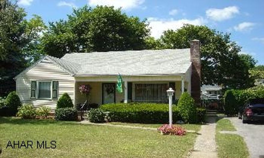 Great Location!  Larger Than It Looks!  Excellent condition inside, many updates! Great Location!  Larger Than It Looks!  Excellent condition inside, many updates!