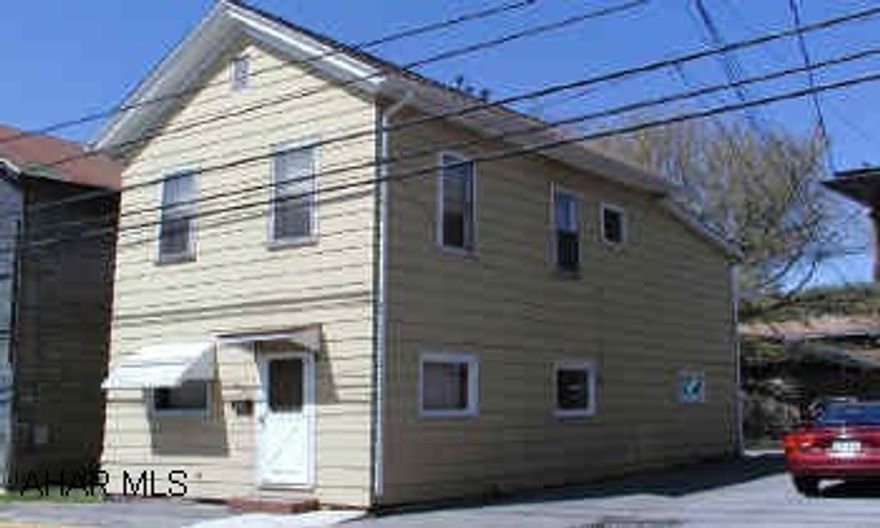 Nice 3 bedroom home, new roof. Priced to sell