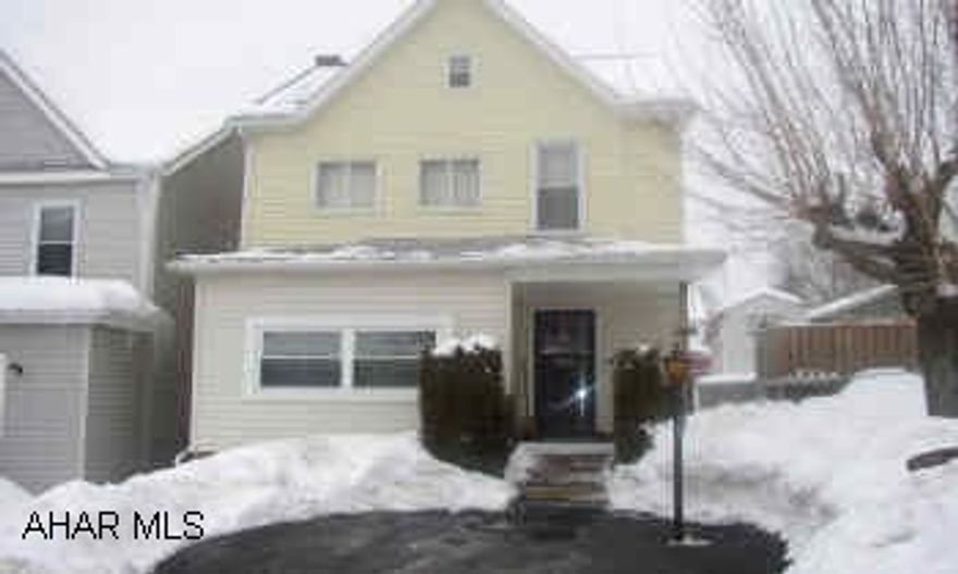 WELL MAINTAINED, COMPLETELY FENCED IN YARD, MAINTENANCE FREE HOME, OFF STREET PARKING, EASY TO SHOW.  "TEE-TEE" IS THE DOG'S NAME - DO NOT LET HER OUT!!!