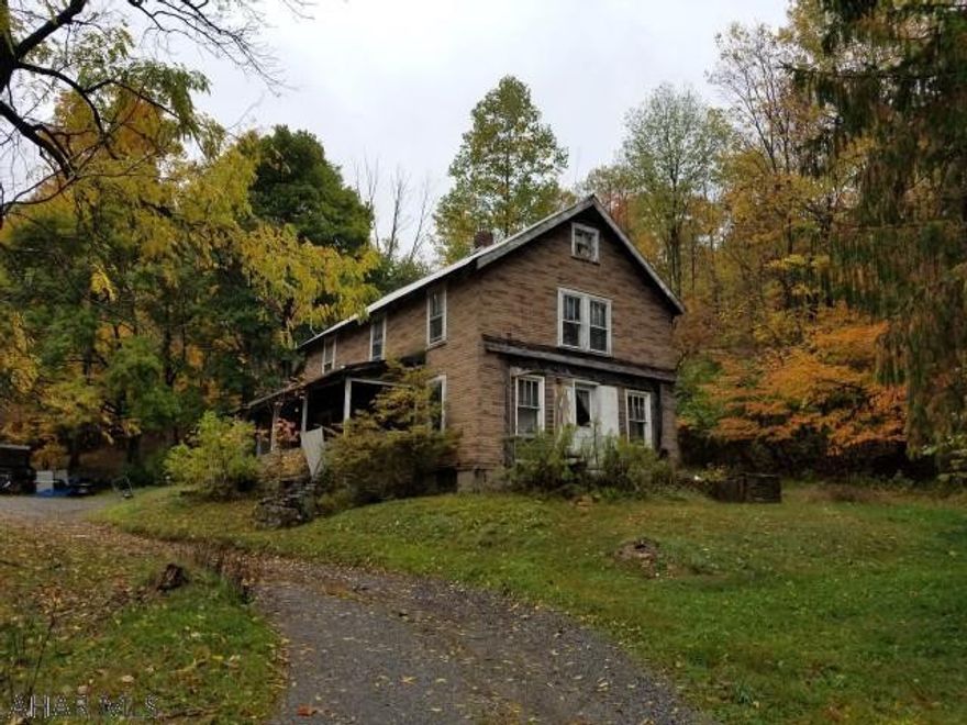Old 2 story, 4 bedroom home on 2.76 acres near Grazierville. Municipal water. Dwelling is in need of extensive repairs.