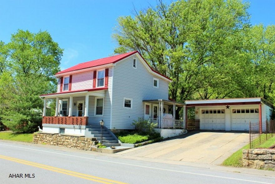 Traditional style two story home located in Everett. 3 BD / 1.5 BA with updated kitchen, baths and hardwood floors. There is spacious fenced yard and two car garage. This home has lots to offer at a great price!