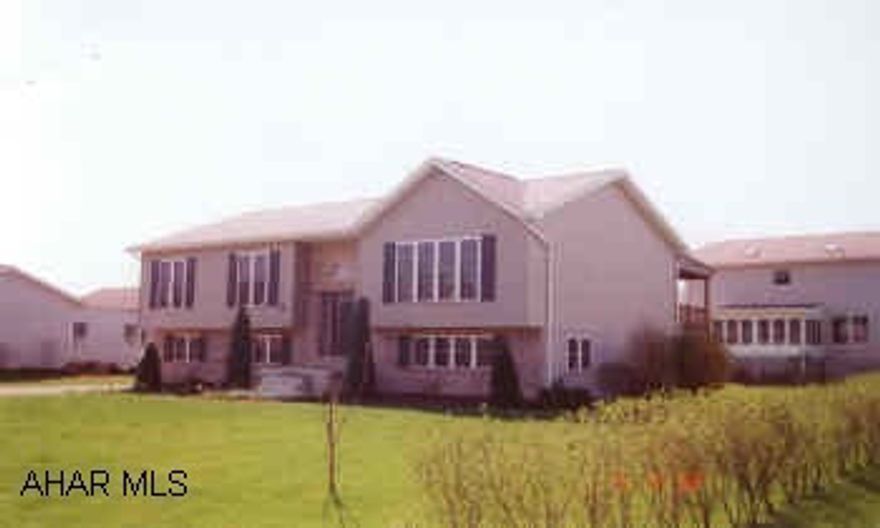 IMMACULATE BI-LEVEL. SUPER LOCATION LOCATED BESIDE FRANKSTOWN ELEMENTARY. ALL FRESH PAINT INSIDE. MOVE IN TODAY.