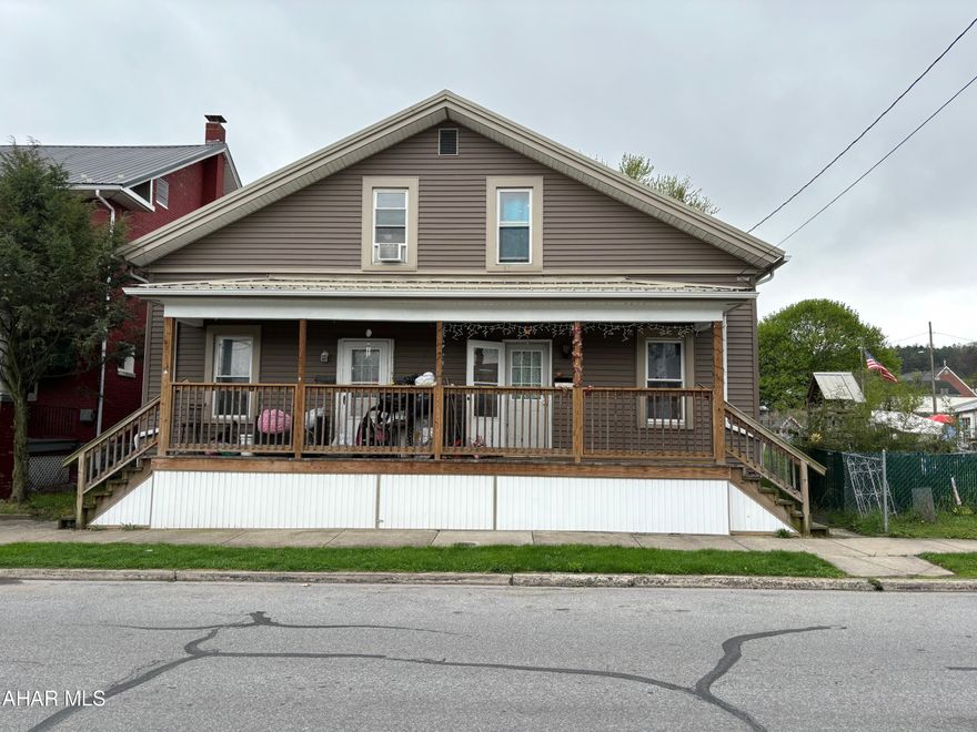 Investors - Duplex with three bedrooms in each unit. Tenants pay $450/mo plus all utilities including water/sewer. Newer roof and siding.