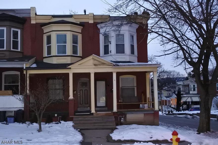 Nothing to do but move right in!  Freshly painted through out, new carpet, new windows, updated kitchen and bath, new front porch carpet, newer furnace.  Kitchen appliances and washer are included.  Convenient location, close to everything...walk to the Knickerbocker!!  This is an opportunity to own one of the nicest units on the block.....good for investors, too!