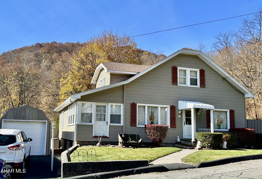 Move right in.  This 3 bedroom home offers 2 full baths...one on the main level!  Kitchen is updated, appliances included.  The sunroom is right off of the living room..with double doors.  This is a lovely warm home sitting on over an acre. Well maintained....Certainly won't last!!
Hardwood Floors under the carpet.