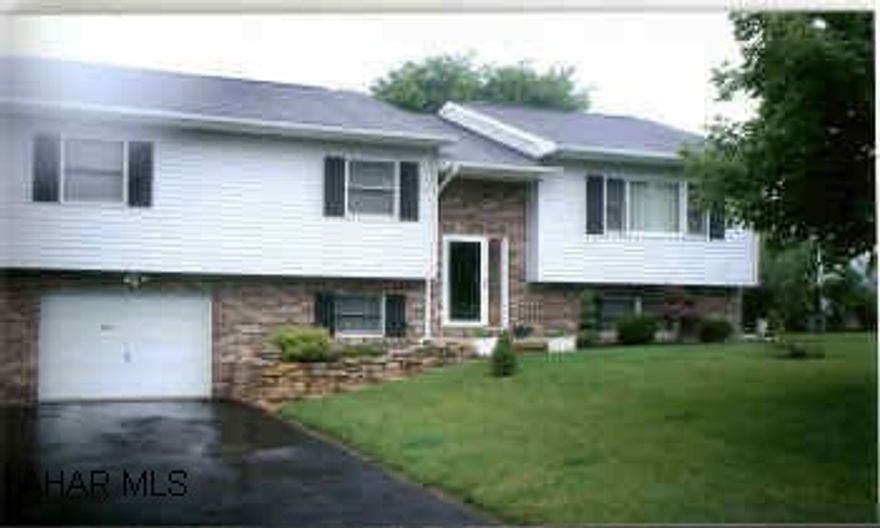 Bi-Level, Vinyl Siding,3-BR, 2.75 Bath, LR,DR,Kitchen,Finished Basement,1 Stall Garage with 16x32 in Ground Pool Immaculate, Very Clean, Freshly Painted, New Carpet, New Pergo Floor,Updated light Fixtures,16x32 FT 3'-8' Heated Pool, Safety  Cover for Swimming Pool - Nice Land Scaping, Move Right In- Call Dan Laratonda for Re Lo Addendum