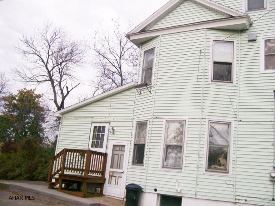 Remove shoes, newer roof, newly remodeled bathrooms, move right in. Some new windows, 3 city lots.  Nice, private front yard and driveway.