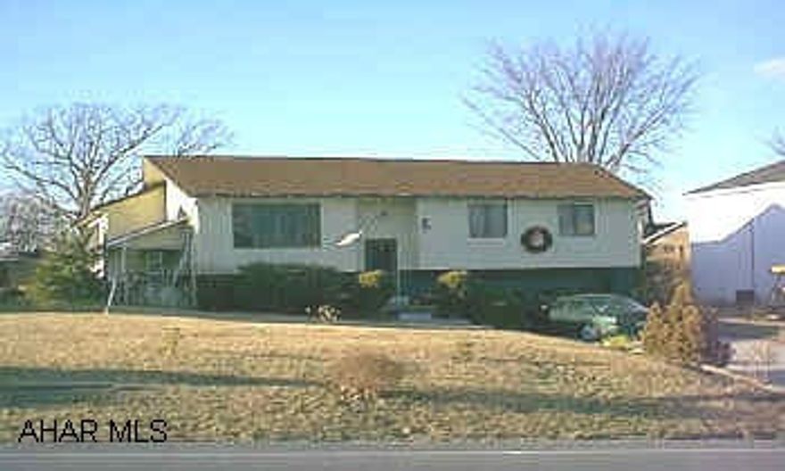 Spacious Bi-Level-3 BR, 2.5 BA, LR w/vaulted ceiling, formal DR, Florida Room 21.5x20.9)has ceramic tile floor, skylights, ceiling fans, recessed lights, elliptical window, large closet, door to deck.  Master BR (17x12.4) has parquet floor, full bath. Spacious Bi-Level 3BR, 2.5 BA, LR with vaulted ceiling, Formal DR, Florida Rm (21.5x20.9) has ceramic tile floor, skylights, ceiling fans, recessed lights, elliptical window, large closet, door to deck.  Master BR (17x12.4) has parquet floor, full BA, walk out to deck.  Lower level laundry and half bath, large office or 4th BR (22x20) plus workshop, central air and deck awning. Lot is 75x134.