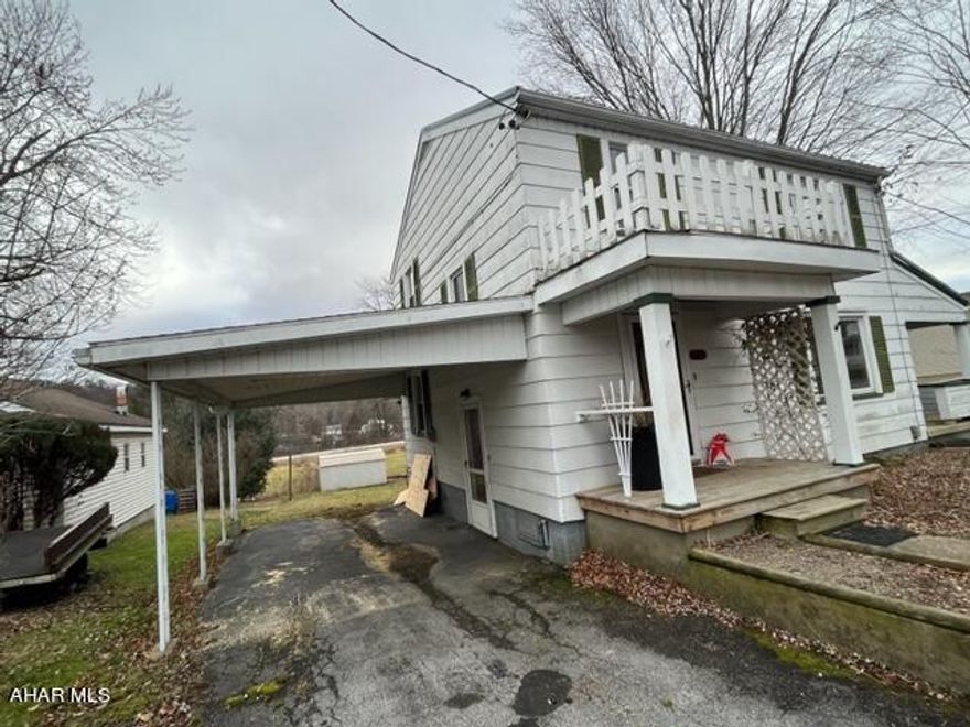 Situated on 3 separate lots with a total of 1.63 acres in spring cove school district. This home has beautiful hardwood flooring in the living room and dining room. new laminate floor in bedrooms and updated kitchen and bath.  Move in ready call today for a tour.