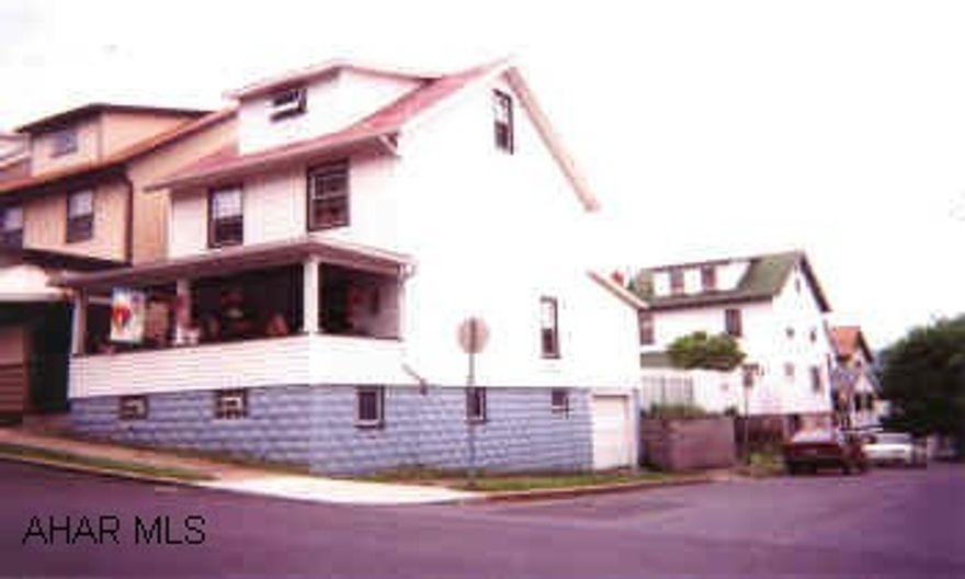 EAST END 3 BR, 1 BATH & HEATED 3RD FLOOR FOR POSSIBLE 4TH  BEDROOM. INTEGRAL 1 CAR GARAGE. NICE DEN OFF THE DINING ROOM. NEW VINYL SIDED & NEW WINDOWS THROUGHOUT.