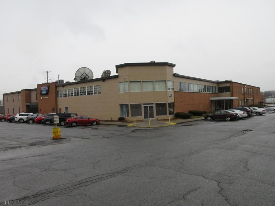 Altoona premier multi-tenant office/flex 58,220 sq ft building for sale. 3.77 acre plot. Loading docs and more. 35,000 available for rent (will subdivide).