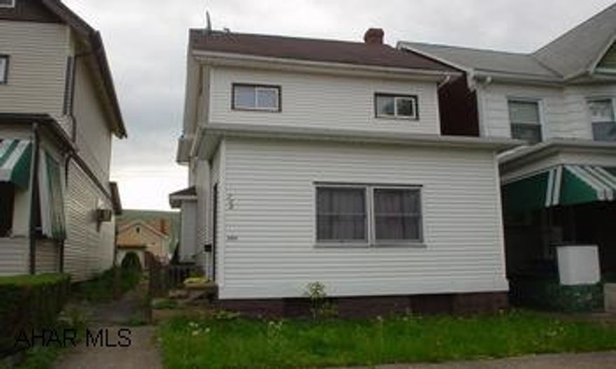 Vinyl sided, newer furnace, one car garage w/ opener 2 bedroom, 1 bath vinyl sided home w/ EIK, newer one car garage w/opener, newer furnace.