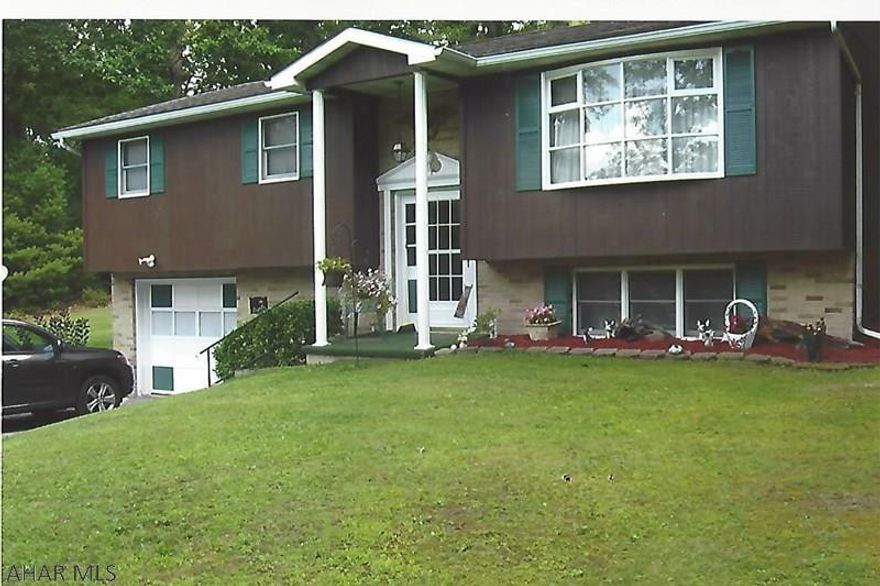 This 1 owner home is meticulously maintained. Private and quiet it doesn't get better than this! Wildlife, serenity nothing but nature and yet easy to all conveniences. Large BR's updated kitchen w/tons of cabinet space. A move in ready home and much more!!!