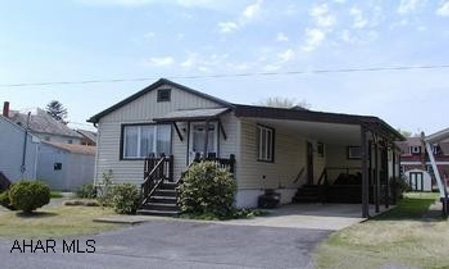 Nice one story, 3 bedroom home on corner lot. 4th bedroom or den. Central air conditioning. Seller will allow 3% towards Buyers Closing costs. Nice one story, 3 bedroom home on corner lot. 4th bedroom or den. Central air conditioning. Seller will allow 3% towards Buyers Closing costs.