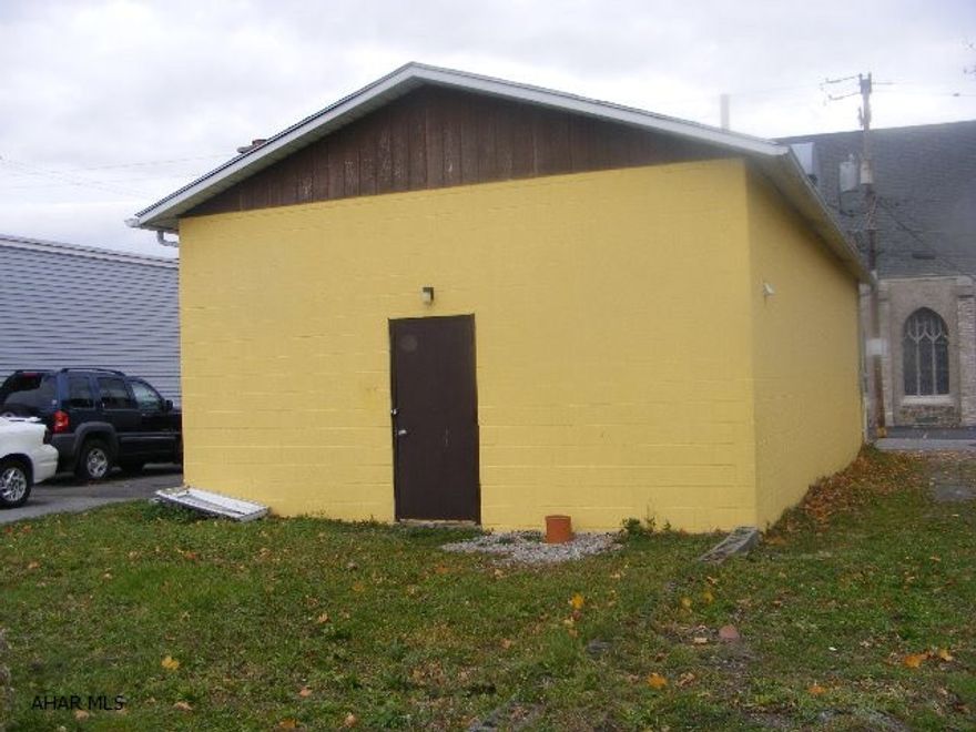 Storage building/garage. Good condition. Great for contractor storage. Great visibility.