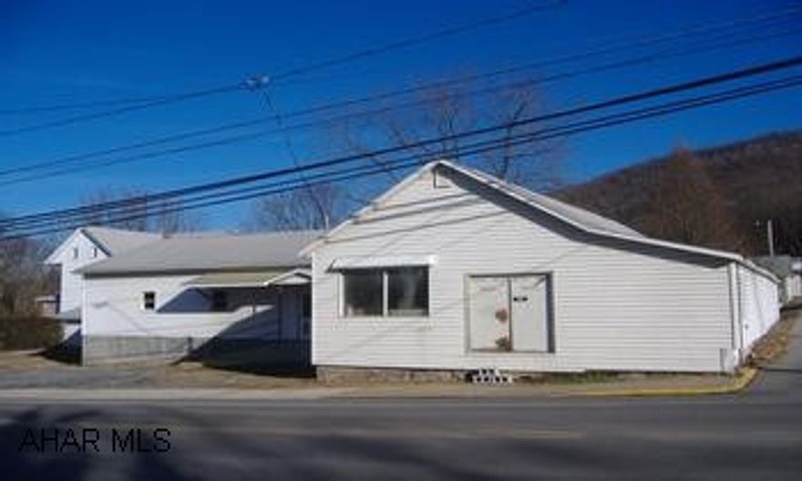 COMMERICIAL BUILDING WITH ENDLESS POSSIBILITIES...... LARGE BUILDING,  GREAT LOCATION