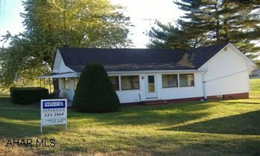 .75 OF AN ACRE...2 0R 3 BEDROOM.....GARAGE W/ OFFICE COULD BE COMMERCIAL.....SUNROOM /LAUNDRY....FAMILY ROOM....NEWER FURANCE AND ROOF 36 SOUTH  BEFORE REASEYS DAYCARE  CENTER