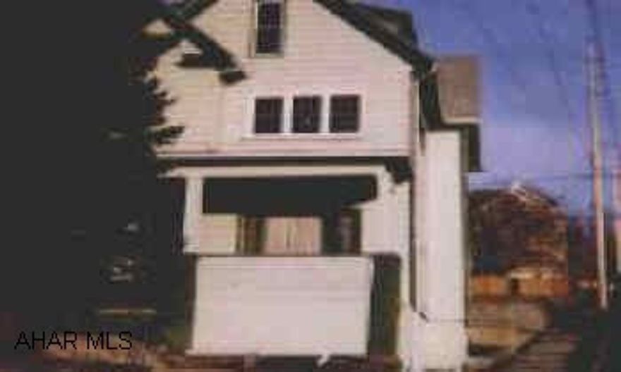 Triplex, good condition and good income. Triplex, good condition and good income.