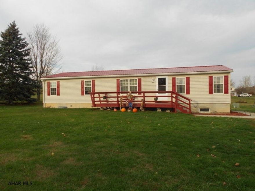 Looking for a move in home that's affordable? Take a look at this - 3 bedroom, 2 full bath home with laminate flooring through out for easy maintenance. Open floor plan for kitchen, dining and living rooms. New metal roof in May 2014. Thermal windows, propane forced air heat. Sits on 0.809 acre.