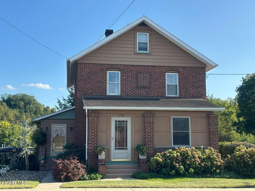 THIS IS A BEAUTIFUL 2 STORY BRICK HOME, THAT IS INCLUDED WITH THE FLORIST AND GREENHOUSES.
THIS HOME HAS BEEN BEAUTIFULLY DECORATED AND ALL FURNITURE AND APPLIANCES ARE INCLUDED.
IT BOASTS BEAUTIFUL HARDWOOD FLOORS, TWO BEAUTIFUL LIBRARIES THAT ADJOIN THE COZY LIVING AREA, 3 BEDROOMS AND 1 1/2 BATHS, SUNROOM AND BEAUTIFUL KITCHEN THAT HAVE AMAZING VIEWS OF CHIMNEY ROCKS! ALL INVENTORY, FURNITURE, AND 4 VEHICLES INCLUDED IN SALE.
BUYER TO VERIFY SQUARE FOOTAGE AND TAXES.