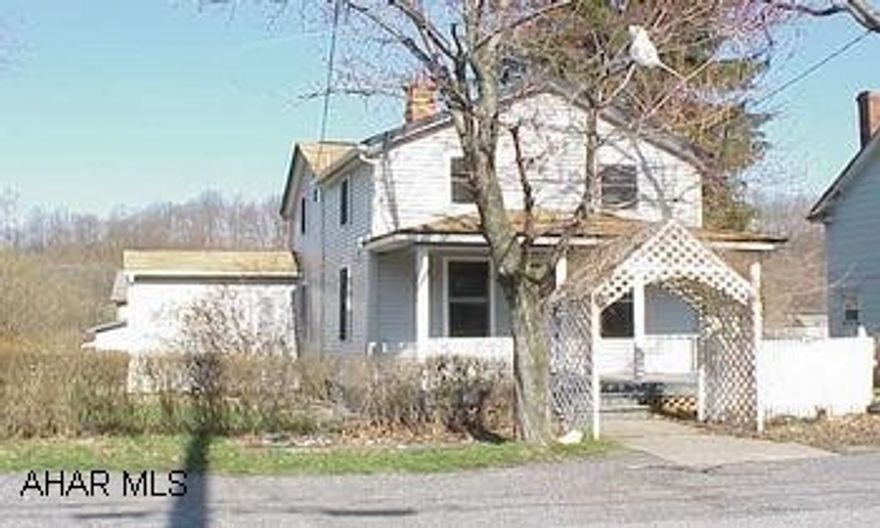 Nice handy man house - Large rooms & great yard. Nice handyman house - Large rooms & great yard.