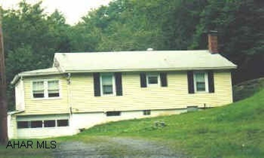 Very private ranch, Very comfortable. Kit,LR, & BR's have hardwood floors. ALL agents must contact listing agent prior to any showings. Bev 886-2961 or 886-4261