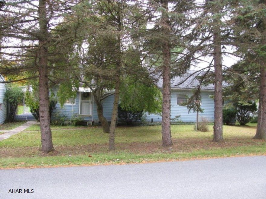 Bellemeade rancher on a 1/2 acre lot! This home offers LR, DR., EIK., 1st floor laundry. Spacious full bath & 3 bedrooms! Newer furnace, covered patio and beautiful lot!
