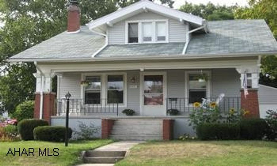 1-1/2 STORY W/LARGE OPEN LR AND DR.  1ST FLOOR BR. 2ND FLOOR HAS EXTRA RM FOR STUDY OR PLAY.  BASEMENT HAS PLAY RM & 3/4 BATH.  CONVENIENT TO SHOPPING.  SPACIOUS DET. 2 CAR GARAGE IS 28X26-LG.  ENOUGH FOR A WORKSHOP. 1-1/2 STORY WITH LARGE OPEN LR AND DR.  1ST FLOOR BEDROOM.  2ND FLOOR HAS EXTRA ROOM FOR STUDY OR PLAY.  BASEMENT HAS PLAY ROOM AND 3/4 BATH.  CONVENIENT TO SHOPPING.  SPACIOUS DETACHED 2 CAR GARAGE IS 28X26-LARGE ENOUGH FOR A WORKSHOP.  MOVE-IN TODAY.  ENJOY YOUR COVERED FRONT PORCH. CONTACT SUSAN 935-8252.