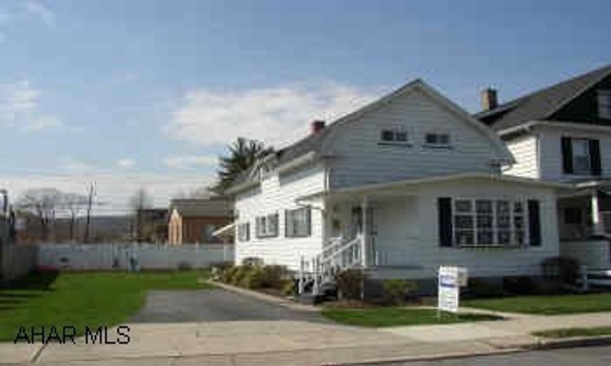 TOTALLY REFURBISHED TWO STORY IN BAKER SCHOOL DISTRICT.  NEW FURNACE, NEW C/A, NEW ROOF, MOST NEW WINDOWS AND SPACIOUS EAT-IN KITCHEN. PRIVATE REAR PATIO. FENCED BACK YARD W/ PLAY AREA. OFF STREET PARKING.  PROFESSIONALLY LANDSCAPED.  LOW TAXES. EXCELLENT VALUE FOR A GOOD NEIGHBORHOOD.   CENTRAL AIR 2001. GFA 2000. SHINGLES 1997.