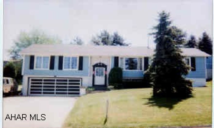 BEAUTIFUL LARGE BI-LEVEL, CHERRY KITCHEN, PRIVATE PATIO, PRICED FOR QUICK SALE. 6 YEAR OLD ROOF. BEAUTIFUL LARGE BI-LEVEL, CHERRY KITCHEN, PRIVATE PATIO, PRICED FOR QUICK SALE. 6 YEAR OLD ROOF.