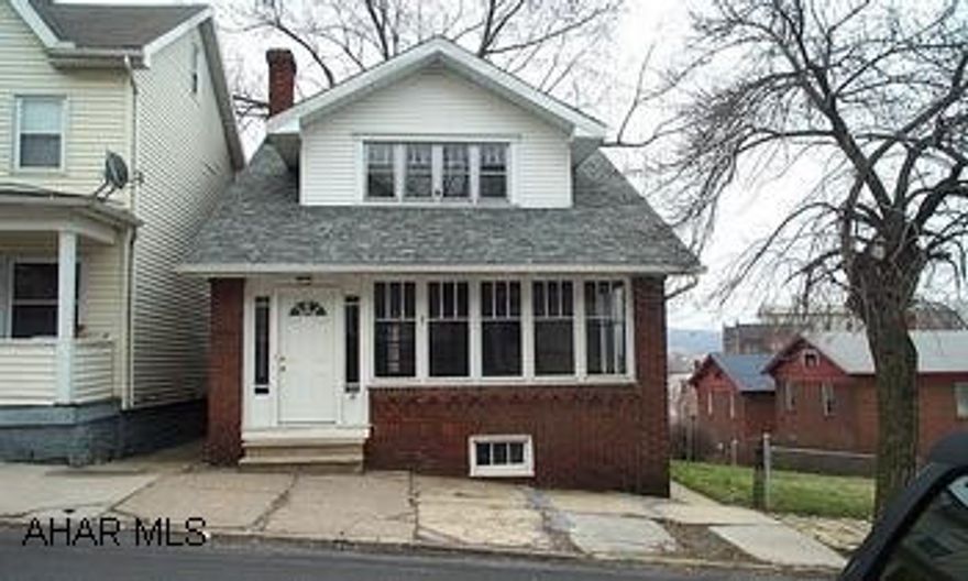 3BR brick & vinyl w/hardwood floors - newer roof - hot water heat - 1 car garage.  Ready to move in now. 3BR brick & vinyl w/hardwood floors - newer roof - hot water heat - 1 car garage.  Ready to move in now.